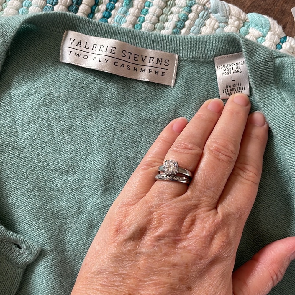 Cashmere cardigan by Valerie Stevens size large. Good condition. - Picture 4 of 4
